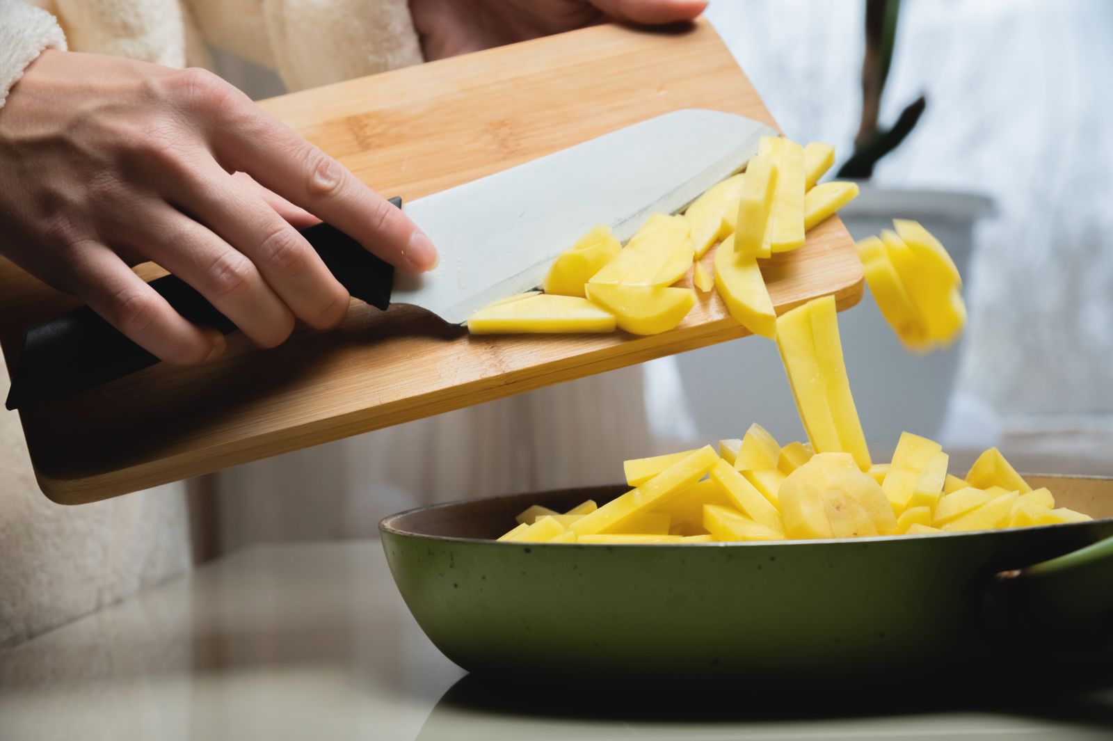Cocinero corta papas naturales. 